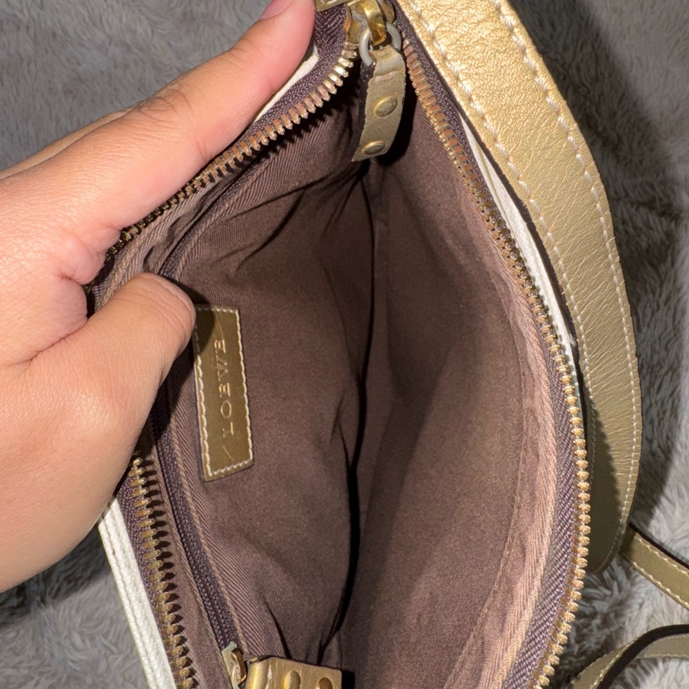 Loewe White and Gold Crossbody Bag with Elegant Design - Picture 8 of 8